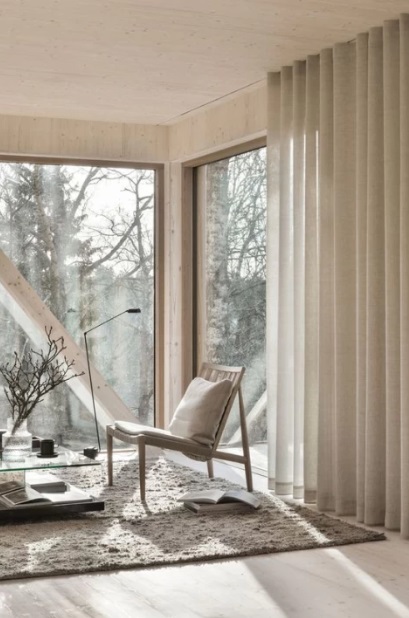 В тандеме с большими окнами такие шторы визуально увеличивают пространство. / Фото: dg-home.ru