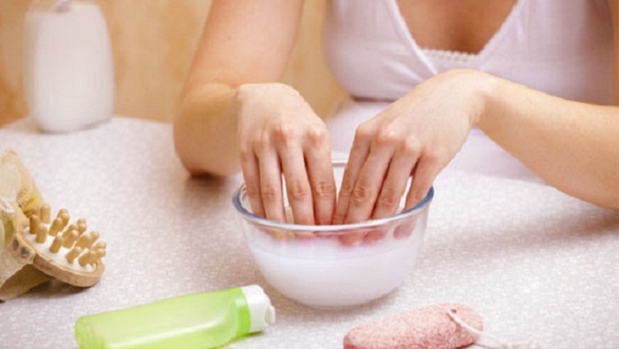 Соляные ванночки для укрепления ногтей. / Источник фото: ladynumber1.com