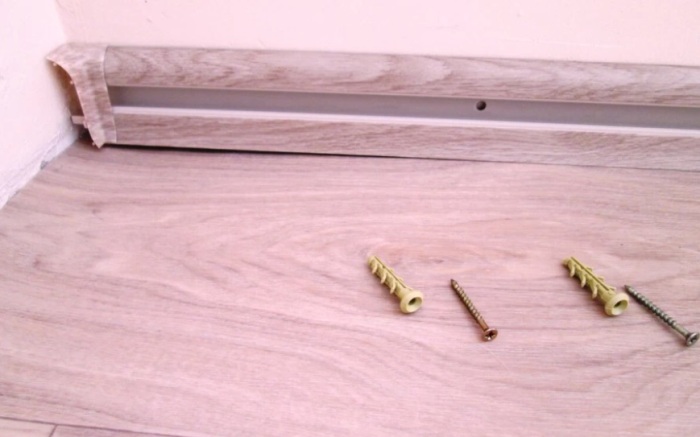 Саморезы для устранения скрипа ламината. / Фото: dg-home.ru