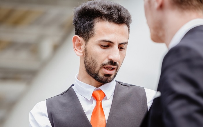 Профессиональные лжецы в глаза, напротив, как раз смотрят.