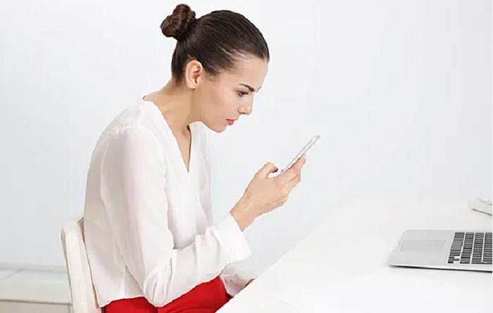 Синдром текстовой шеи может вызывать головокружения и дереализацию. Синдром текстовой шеи может вызывать головокружения и дереализацию.