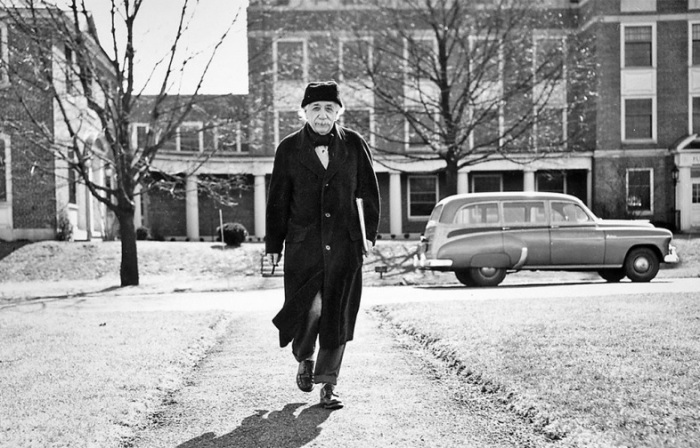  Альберт Эйнштейн на прогулке по Принстону. 1950-е. / Фото: loveread.ec