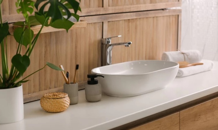 Простая накладная раковина сочетается с природной эко-темой ванной комнаты. / Фото: interior.ru