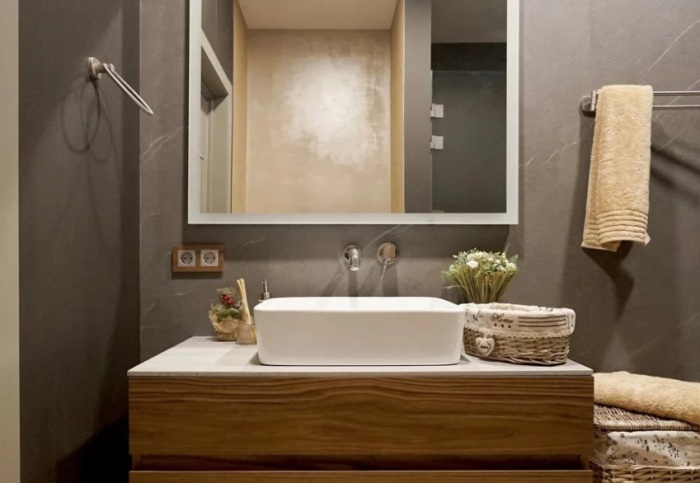 Квадратную форму раковину эффектно поддерживает геометрия мебели и зеркала.<br> / Фото: bathroomworld.com
