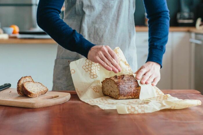 Не храните хлеб в полиэтилене. / Фото: 1svoimi-rukami.ru