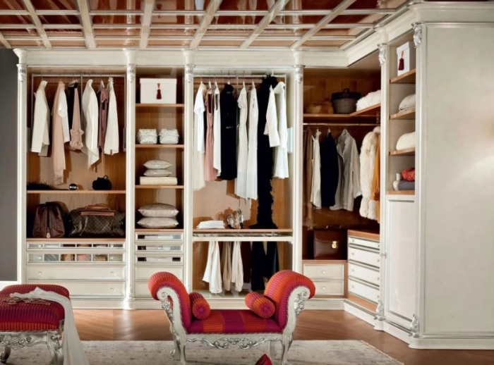 Единое пространство шкафа стоит разбить на отделы: для верхней одежды, повседневной нательной, белья или же мужская одежда, женская, детская. / Фото: dg-home.ru
