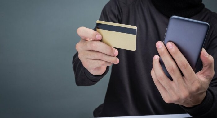 Сентиментальные люди чаще всех становятся жертвами мошенников.