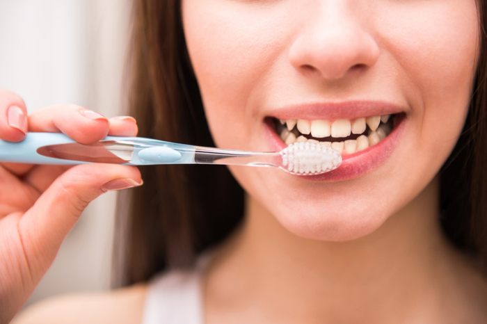 Чистить зубы следует преимущественно движениями «вверх/вниз»/ Источник фото: vesti.ru