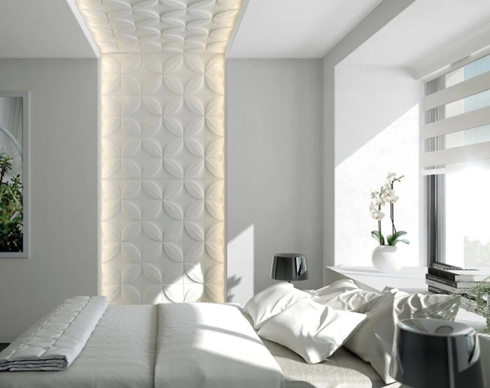 елый цвет, 3д-панели, подсветка и минимализм дают настоящую трехмерность маленькой спальне. / Фото: interior.ru