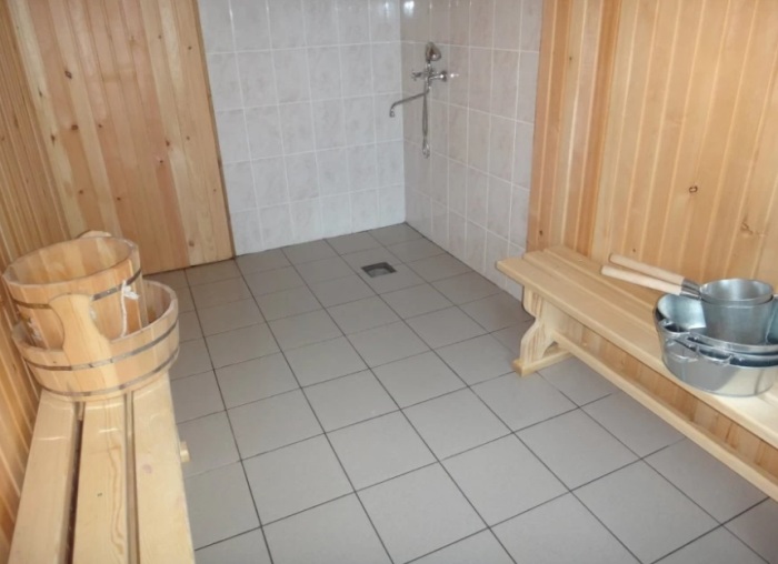 В домашней русской парной пол делают под наклоном для слива воды. / Фото: saunas.ru
