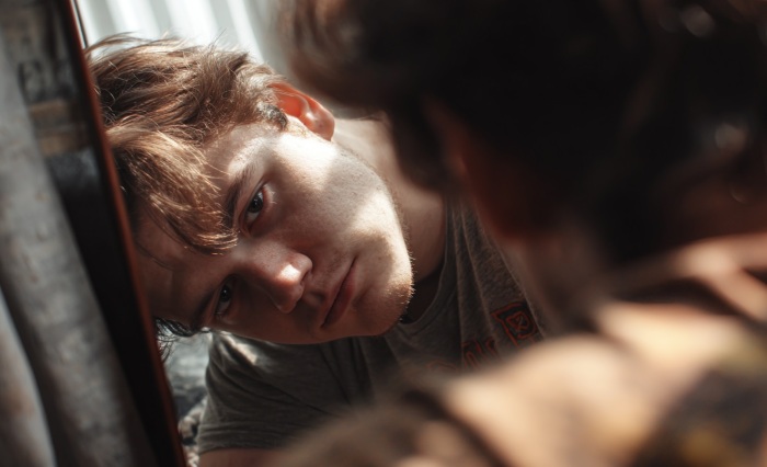 Посмотрите на себя словно со стороны.