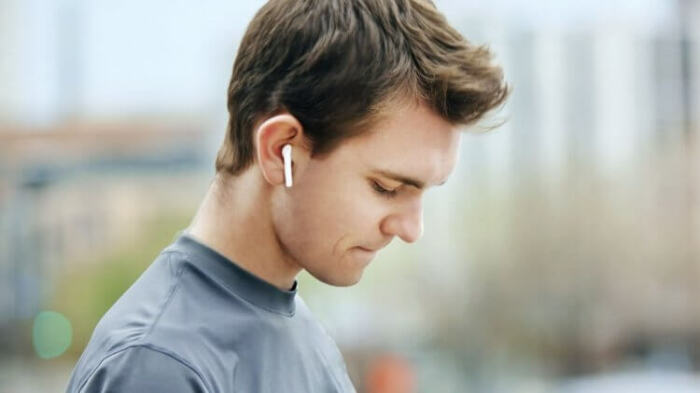 Подберите подходящий плейлист или аудиокнигу, которая увлечет вас настолько, что прогулка станет фоновым занятием. 