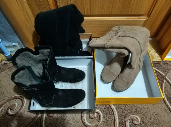 Дёшево и сердито: коробки для временного расположения грязной обуви.