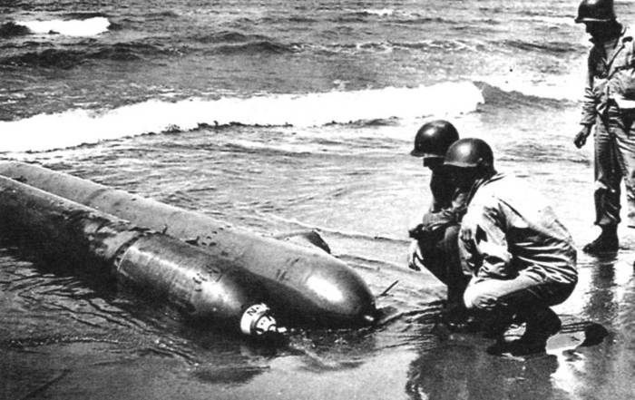 Американские солдаты рассматривают выброшенную торпеду. | Фото: Военное обозрение. 