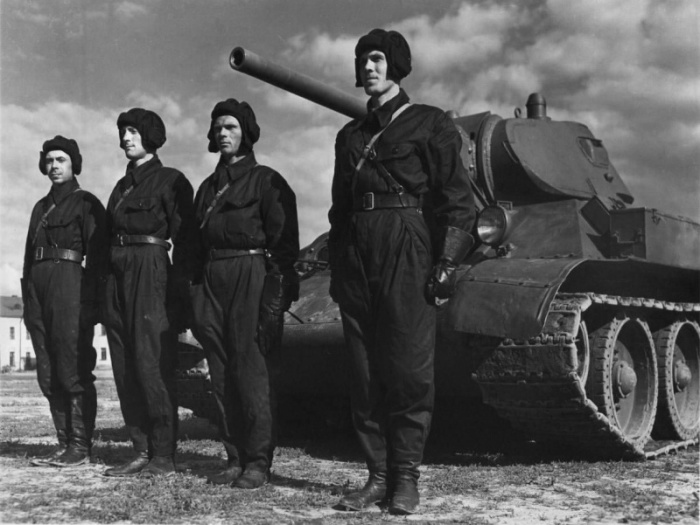 1941 год - Советские танкисты на пути| Фото: Warspot.