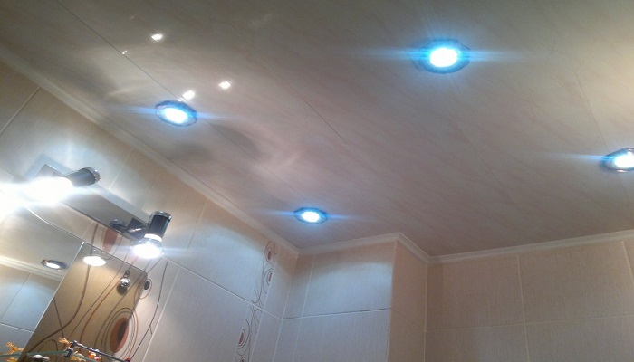 Подвесной потолок с галогенными лампами. / Фото: yandex.ru