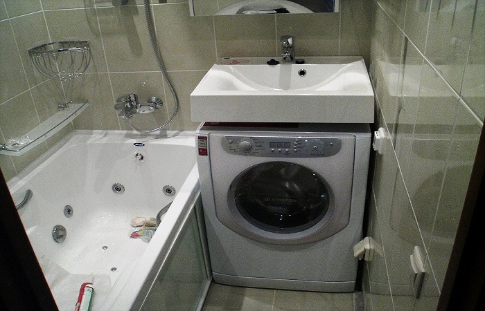 Хороший вариант, когда стиральная машина находится под умывальником. / Фото: yandex.uz  