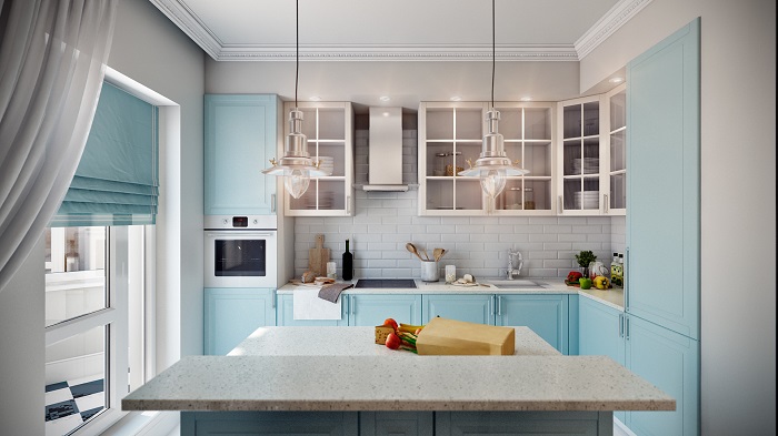 Бледно-голубые детали интерьера в белоснежной кухне выглядят ярко и насыщенно. /Фото: evrookna-mos.ru