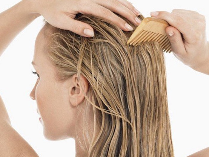 Если распылить кондиционер на спутанные волосы, их можно будет без проблем расчесать. / Фото: alternative-medicine-doctors.com