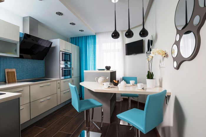 К голубым стульям можно подобрать шторы такого же цвета, чтобы прослеживался единый концепт. /Фото: kitchentrends2019.ru