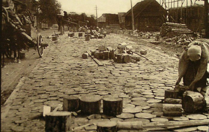 Довольно необычный тип дорожного полотна из прошлого.