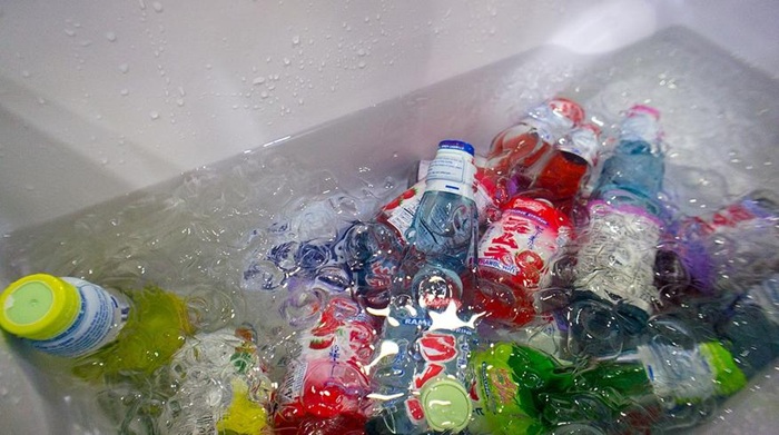 Лимонад, в котором плавает стеклянный шарик.