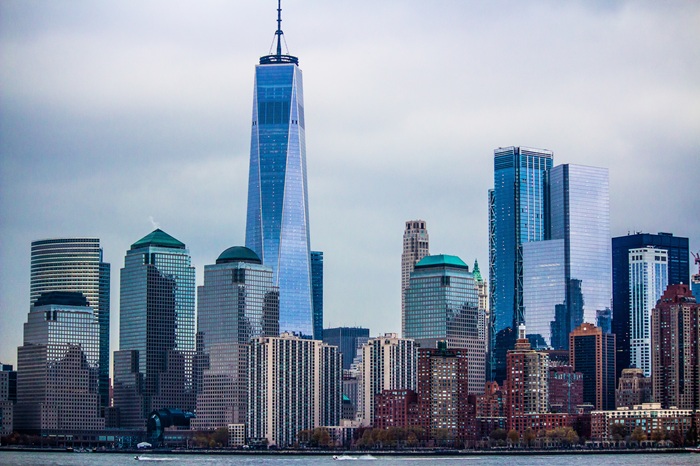 Стекло для такого грандиозного здания выбрали не просто так.