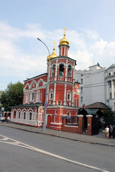 Церковь с падающей колокольней. /Фото: liveinmsk.ru