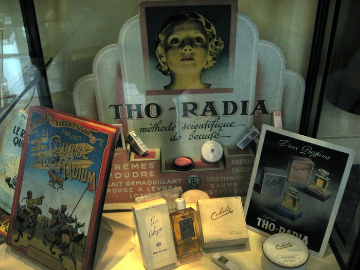Радиоактивная косметика от бренда Tho-Radia, 1920-1930-е годы. /Фото: commons.wikimedia.org Радиоактивная косметика от бренда Tho-Radia, 1920-1930-е годы. /Фото: commons.wikimedia.org