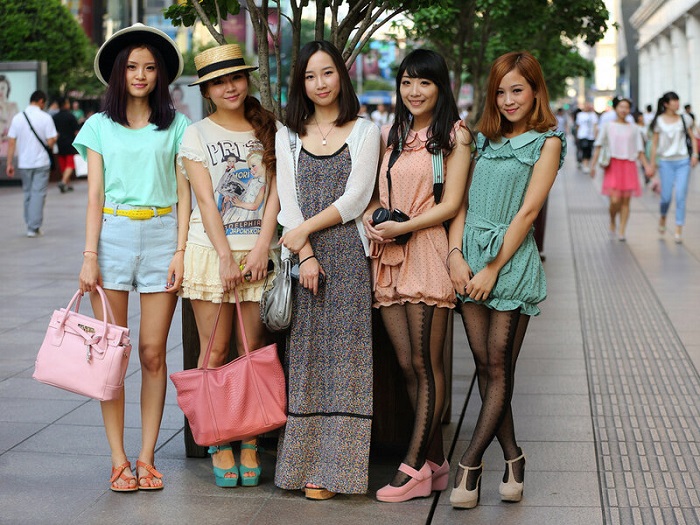 Азиатские модницы предпочитают открывать ноги. /Фото: livejournal.com