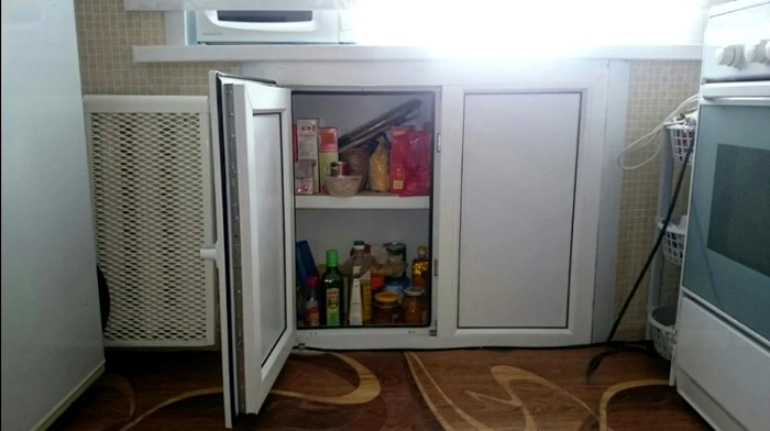 А ведь история все-таки циклична, и под окном вновь размещают холодильники. /Фото: balkon4life.ru