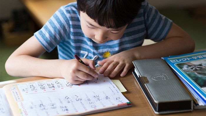 Маленькие японцы вынуждены учить тысячи иероглифов, но они знают, как.