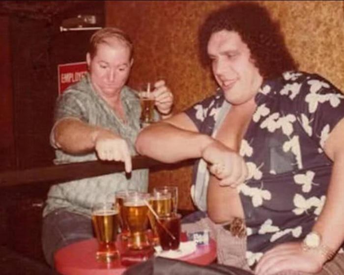 Рестлер, известный как Гигант, и алкоголь гигантскими порциями пил.