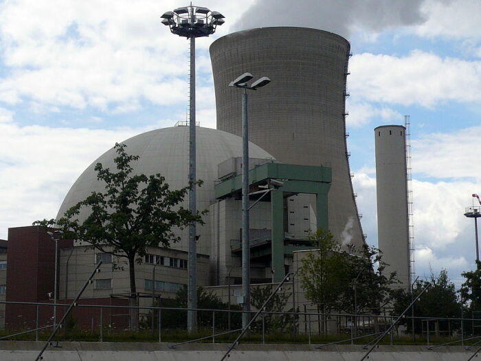 На немецкой АЭС Графенрайнфельд четвёртый барьер выполнен в форме полусферы. /Фото: wikipedia.org