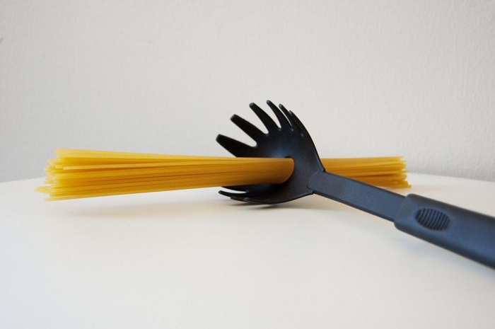 Отверстие в ложке для спагетти поможет не переесть. /Фото: news.myseldon.com