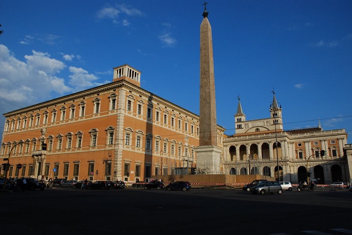 До переезда в Ватикан резиденция была в Латеранском дворце. /Фото: mapio.net