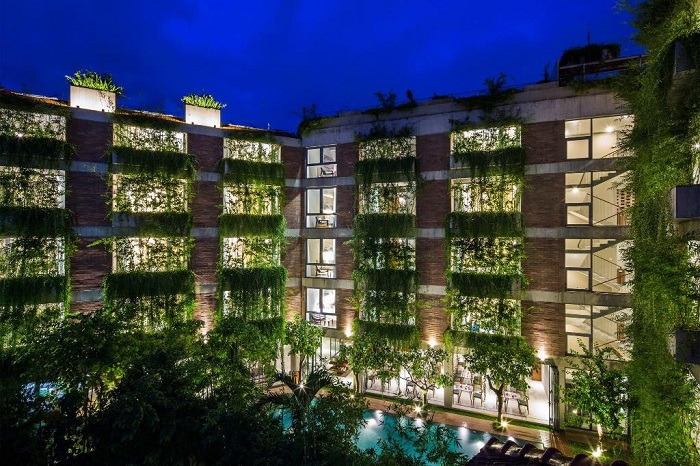 Отель, по балконам которого вьётся вертикальный сад. /Фото: agoda.net