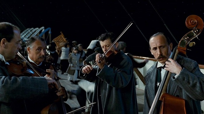 Споры ходят даже вокруг последнего репертуара оркестра лайнера. /Фото: livejournal.com