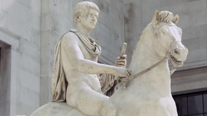 Сегодня историки считают, что источники, повествующие о лошади-сенаторе, были политизированными. Сегодня историки считают, что источники, повествующие о лошади-сенаторе, были политизированными.