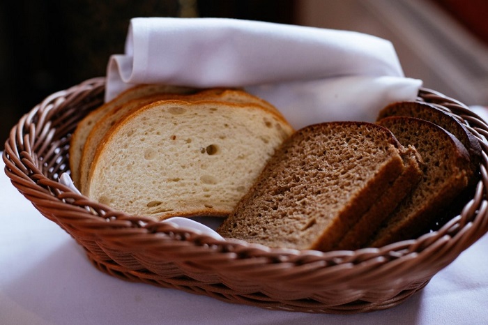 Разные социальные слои ели хлеб разного цвета. /Фото: allkharkov.ua