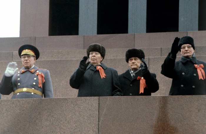 Л.И. Брежнев в ушанке на трибуне мавзолея, 1981 год. /Фото: maximonline.ru