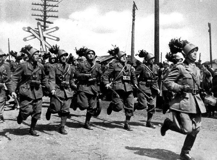 Берсальеры участвовали в обеих мировых войнах. /Фото: liveinternet.ru