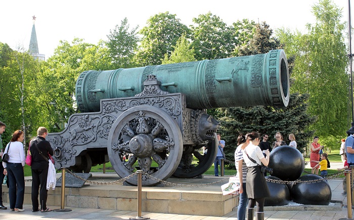 Пушка - популярный экспонат среди туристов. /Фото: liveinmsk.ru