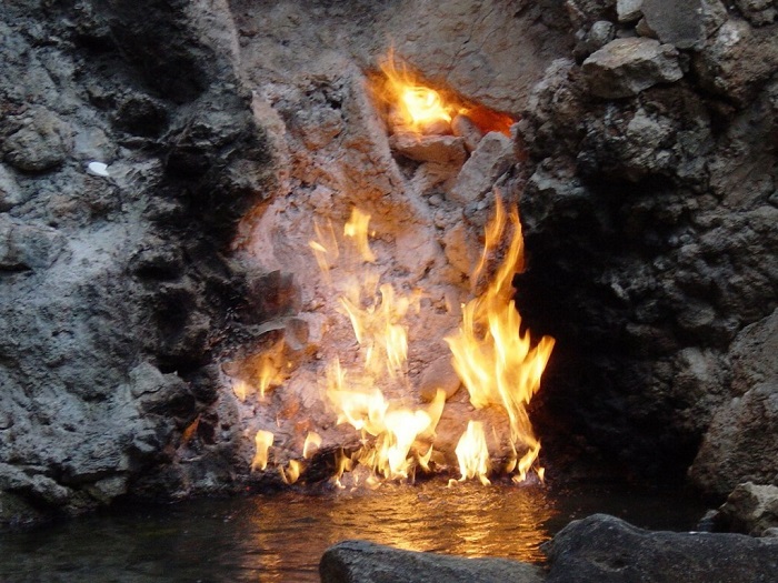 Пещера Воды и Пламени и Горящая гора: 5 мест, где «вечный огонь» появился естественным путём 