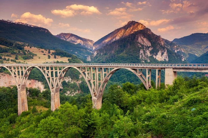 Красивый мост с необычной историей. /Фото: sitngo.me
