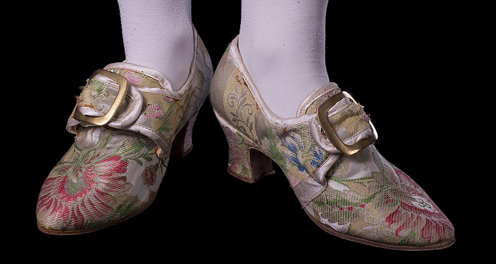 А раньше такие туфельки мужчины носили, оказывается. /Фото: antey.me