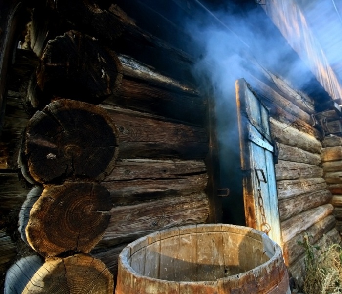 Если дым валит из двери - это баня по-чёрному. /Фото: ruvera.ru