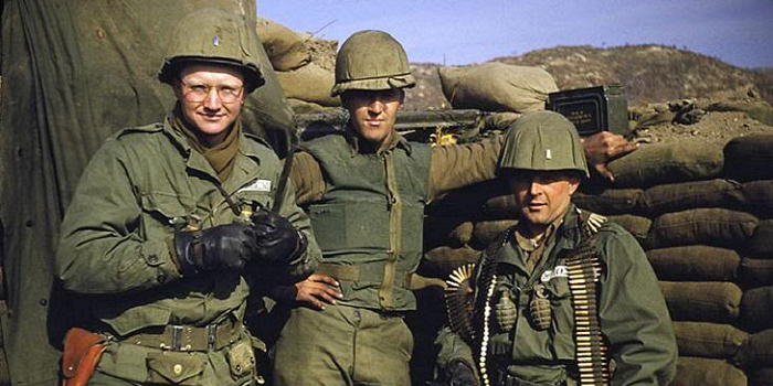 Американский бронежилет на солдатах в годы Вьетнамской войны. /Фото: pikabu.ru
