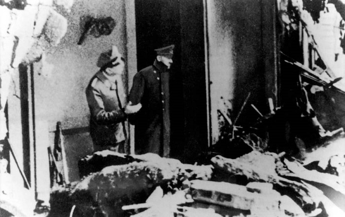 Вероятно, изображение последнего выхода Гитлера на поверхность, весна 1945 года. /Фото: muzei-mira.com