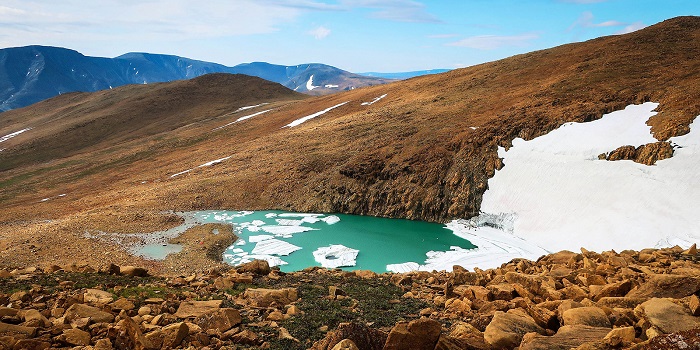 Красивый ледник на горном склоне. /Фото: lifehacker.ru